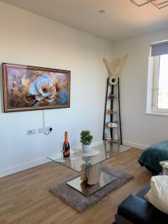 Exclusive 2 Bed Prime Location & Easy Transport - Barking - 9