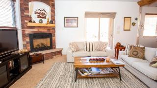 Tranquil Desert Lodge Kanab Luxury Vacation Home - 2