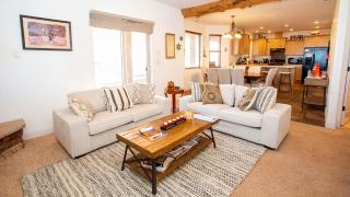 Tranquil Desert Lodge Kanab Luxury Vacation Home - 1