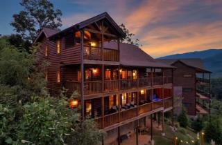 Mountain Views w Hot Tub Firepit & Game Room - Gatlinburg - 0