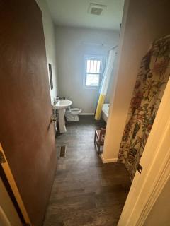 Quaint cottage near Local and State Parks and Minutes from Laurel Cove and Bell Theatre - 7