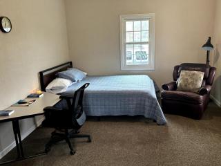 Quaint cottage near Local and State Parks and Minutes from Laurel Cove and Bell Theatre - 2