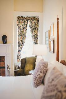 Ironclad Inn and Bourbon Room - Fredericksburg - 2