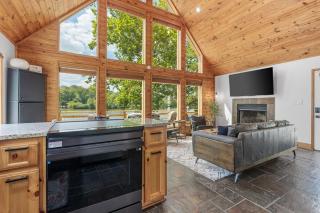 Cozy Lakeside Cabin - 7