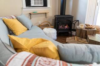 Well-equipped Lakeshore Getaway Hottubpdlboard - 9