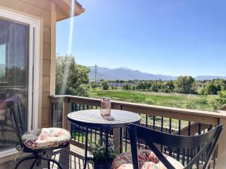 Trailside Getaway - mins to Ft Carson & Airport - 5