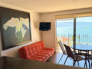 Prime beachfront flat & balcony! - 5
