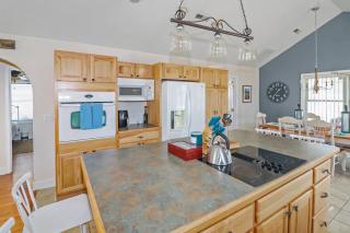 The Sea Horse - Pet friendly with fenced yard! - - 6