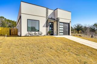 Walk to Lake Modern Pet-Friendly Home in Granbury - Granbury - 0