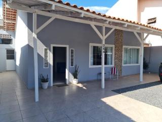 Casa ampla com 3 quartos com ar condicionado a 50mts da praia - São Francisco do Sul - 0
