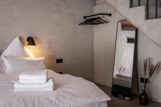 COOLEST Apartment in Berlin, easy Check-in, close to center, Black & White Maisonette #6 - Berlin - 4