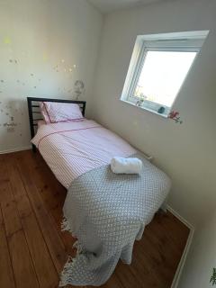 Cozy & Stylish 3-Bedroom Home - Peterborough - 3