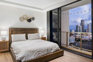 Surfers Paradise Stunning Getaway with Ocean and River Views - Gold Coast - 2