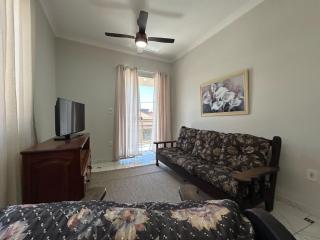 Apartamento sala e quarto com ar na Praia do Abricó - Rio das Ostras - 4