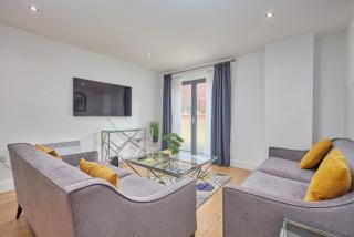 Deluxe Modern 2BR Apartment with Balcony – Walk to City Centre! - Leeds - 0