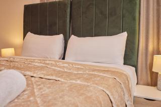 Deluxe Modern 2BR Apartment with Balcony – Walk to City Centre! - Leeds - 4