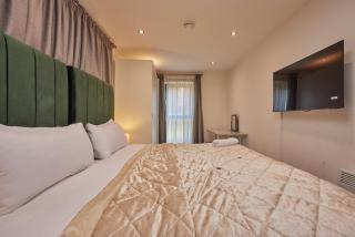 Deluxe Modern 2BR Apartment with Balcony – Walk to City Centre! - Leeds - 3