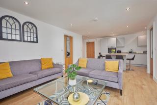 Deluxe Modern 2BR Apartment with Balcony – Walk to City Centre! - Leeds - 1