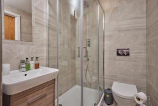 Deluxe Modern 2BR Apartment with Balcony – Walk to City Centre! - Leeds - 6