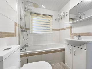 Dashing & Distinctive Dwelling Sleep 5 Crew 3BR - 6