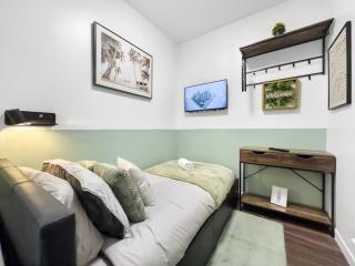 Dashing & Distinctive Dwelling Sleep 5 Crew 3BR - 7