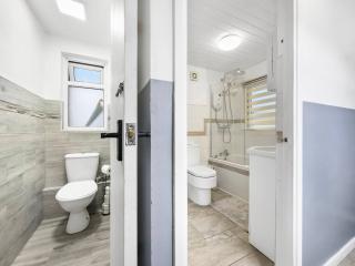 Dashing & Distinctive Dwelling Sleep 5 Crew 3BR - 4