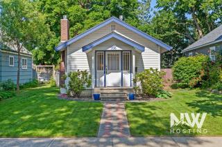 Adorable Bungalow Electric Fireplace & Large Fenced Yard - Coeur d'Alene - 2