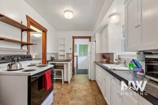 Adorable Bungalow Electric Fireplace & Large Fenced Yard - Coeur d'Alene - 1