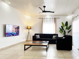 Stylish African-Chic Apartment - WiFi, Gardien, Parking, Climaté - Douala - 5