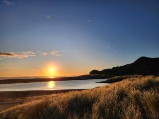 Beachfront Sunset Bach - Piha - 2