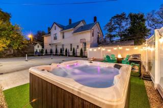 Pickleball, Hot Tub Fun & Relax - Cleveland - 1