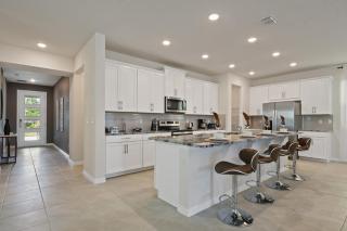 8950CBD Amazing 9BR Lakeview Villa in Solara - 4