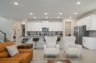 8950CBD Amazing 9BR Lakeview Villa in Solara - 3