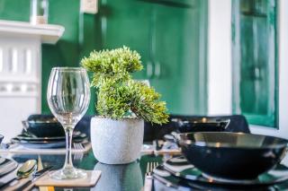 Chic victorian 1 bed flat - sleeps 4 - free parking - pet friendly, contractors welcome - 6