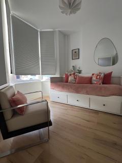 2025 Award Winner Liverpool Peach House - 4 Bedrooms - 1