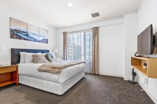 City Getaway 1BR Apt w Pool & Gym I Zodiak Stays - 0