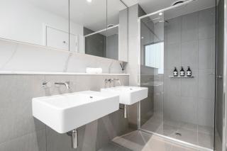 Stylish 3BR with Bay Views, HUGE Balcony and Pool - 1