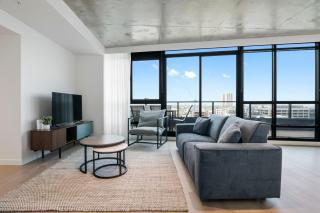 Stylish 3BR with Bay Views, HUGE Balcony and Pool - 4