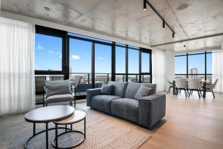 Stylish 3BR with Bay Views, HUGE Balcony and Pool - 0