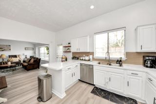 Spacious 3BR Retreat Near Katy's Top Attractions - Katy - 4