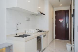 Fully Furnished and Tidy Studio Sky House BSD Apartment By Travelio - Tangerang - 3