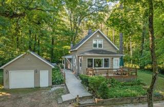 Emerald Cove Cottage-3 bd, 2 ba-Sleeps 10 - Newaygo - 0