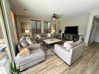 Desert Oasis 4BD 3BA, Lux Resort Pool in Mesa, AZ - Mesa - 8