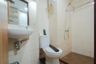White and Cozy Studio at Vida View Makassar Apartment By Travelio - Pampang - 4