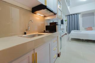White and Cozy Studio at Vida View Makassar Apartment By Travelio - Pampang - 2