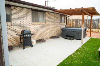 Private Hot Tub Less than 30 min to Zion National Park - Orderville - 3