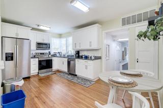 Cozy Cute Bungalow Steps from Swan Lake Morton - Lakeland - 1