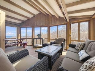 Seacoast Sanctuary Warm and inviting cottage with uninterrupted oceanfront 1914 - 5