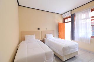 Townhouse Oak Legian Near Legian Beach Formerly Sayang Maha Merta - Legian - 7