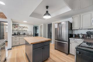 All-In-One Retreat Spa, Gym, Fun Room & Location! - 2